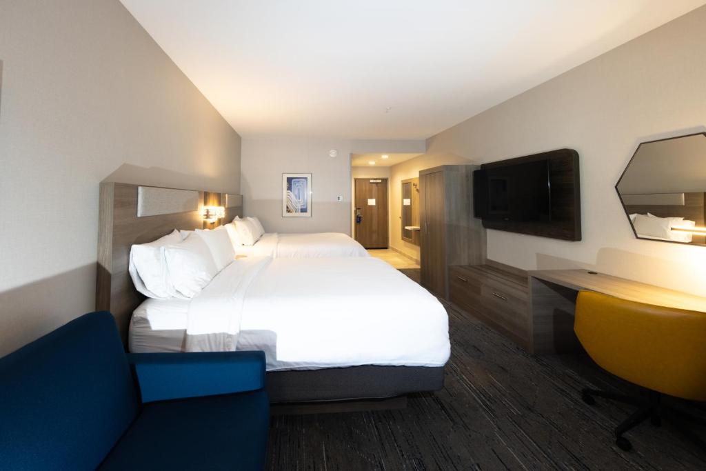 Queen Suite with Two Queen Beds – Non-Smoking