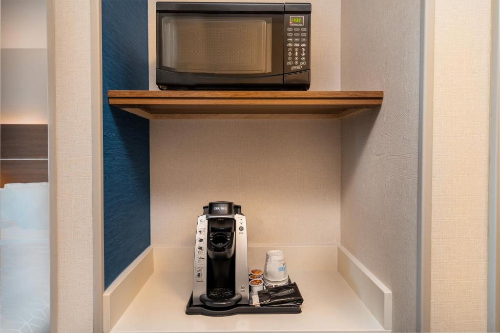 Queen Room with Two Queen Beds Hearing Accessible – Non-Smoking