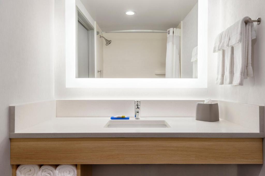 Queen Room with Two Queen Beds – Non-Smoking