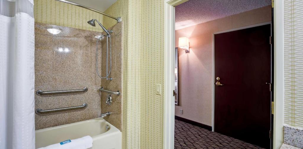 Queen Room with Mobility Accessible Tub – Non-Smoking