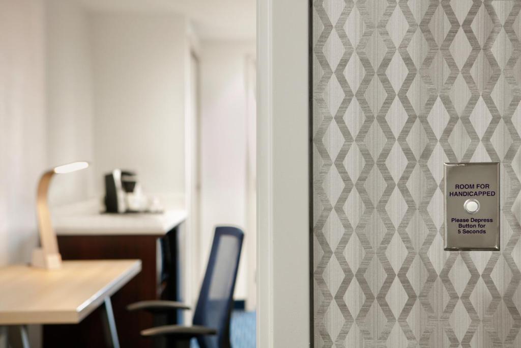 Suite – Hearing Accessible – Non-Smoking