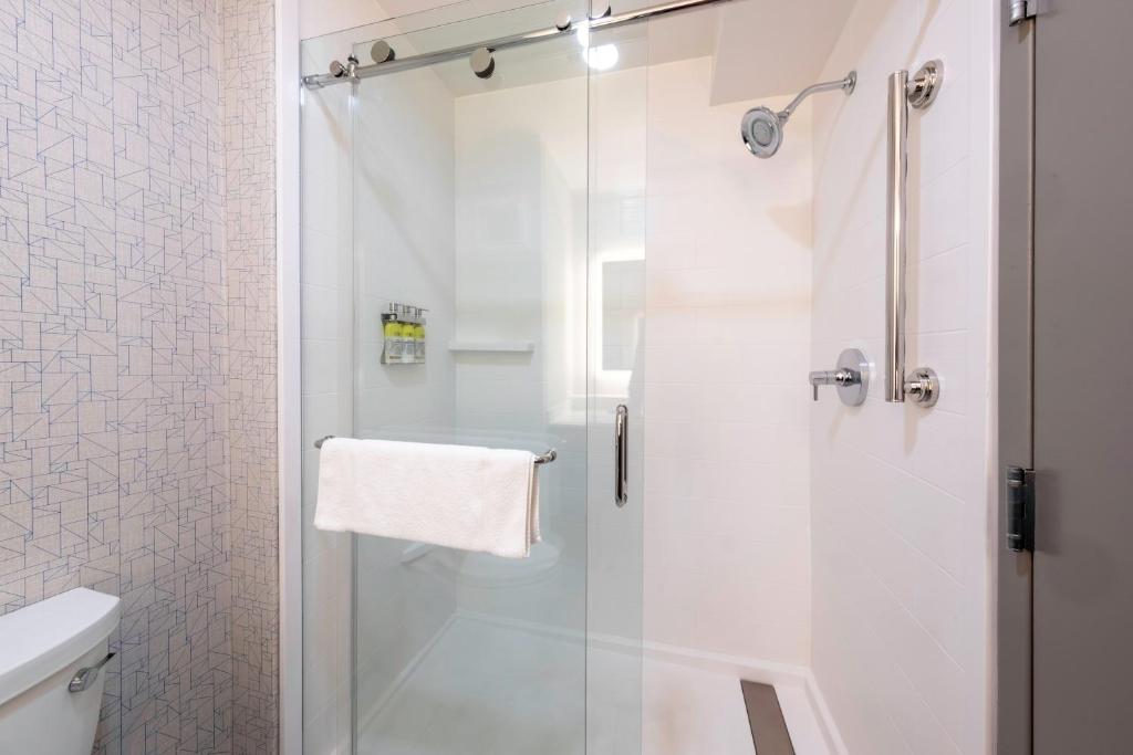 Double Room with Two Double Beds – Disability Access Tub