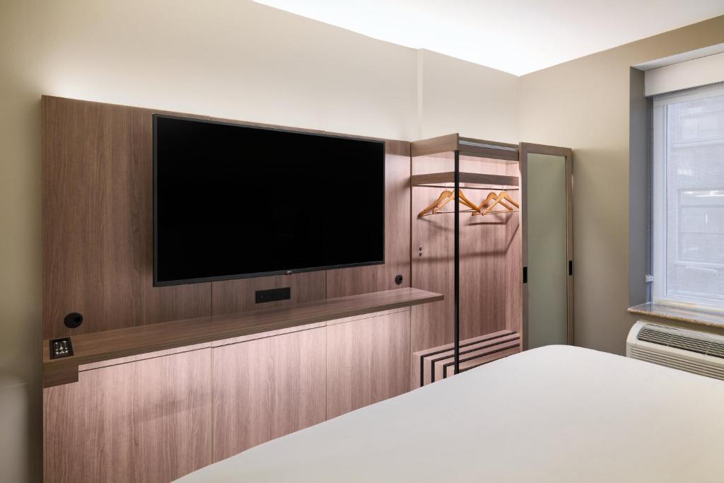 Standard King Room with Ergonomic Flex Space