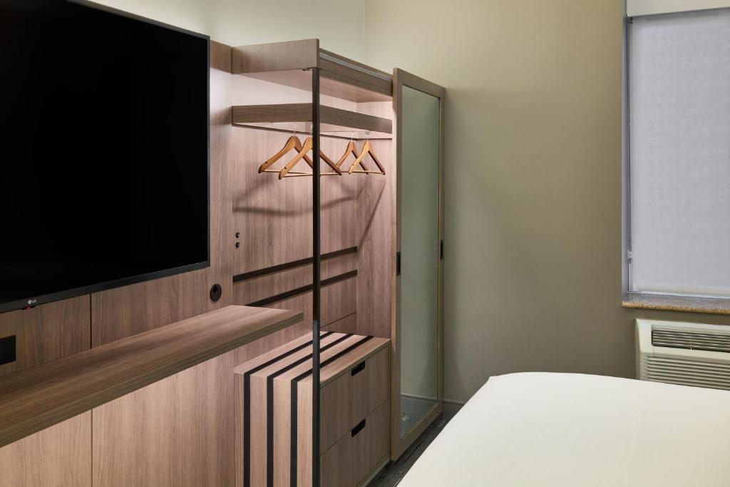 Standard King Room with Jetted Tub and Ergonomic Flex Space