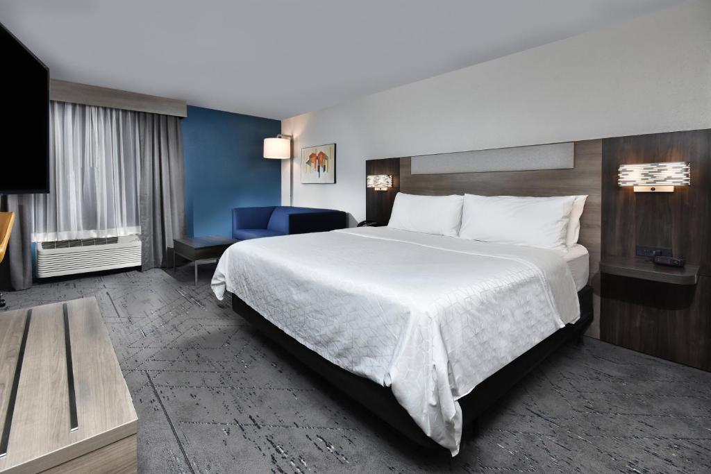 Deluxe King Room – Non-Smoking