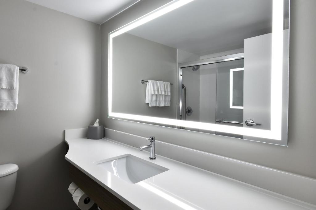 Deluxe King Room – Non-Smoking