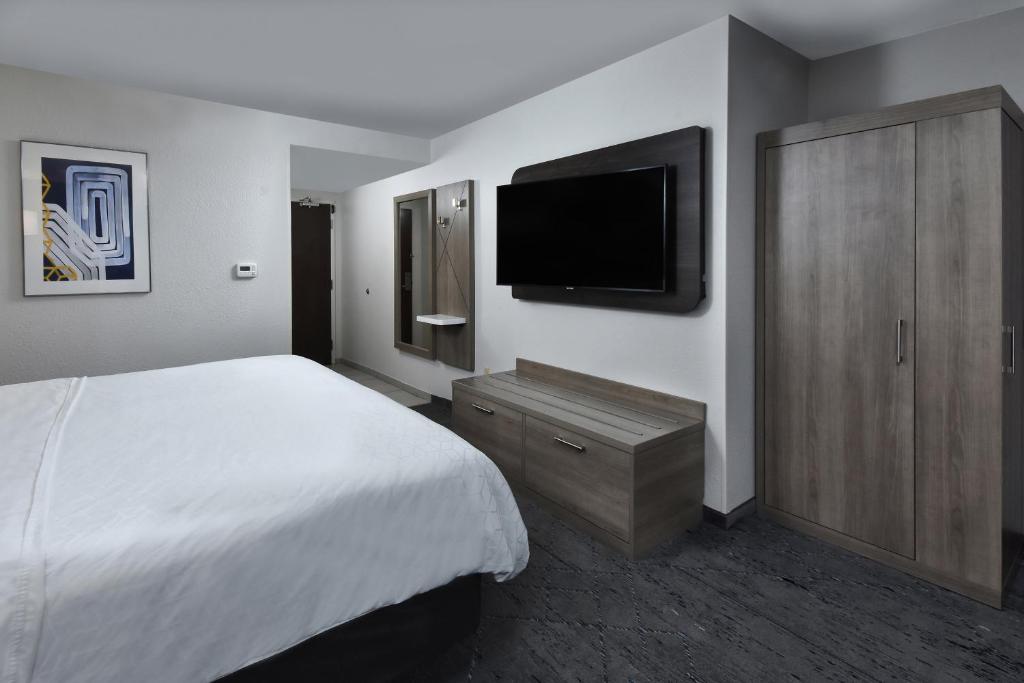 Deluxe King Room – Non-Smoking