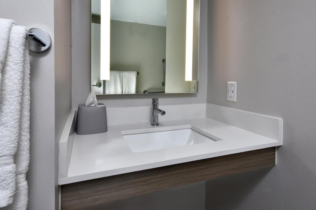 King Room with Bath Tub – Non-Smoking