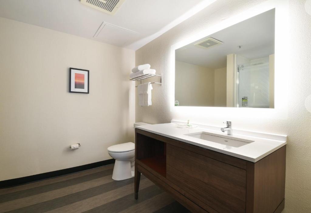 King Suite – Non-Smoking