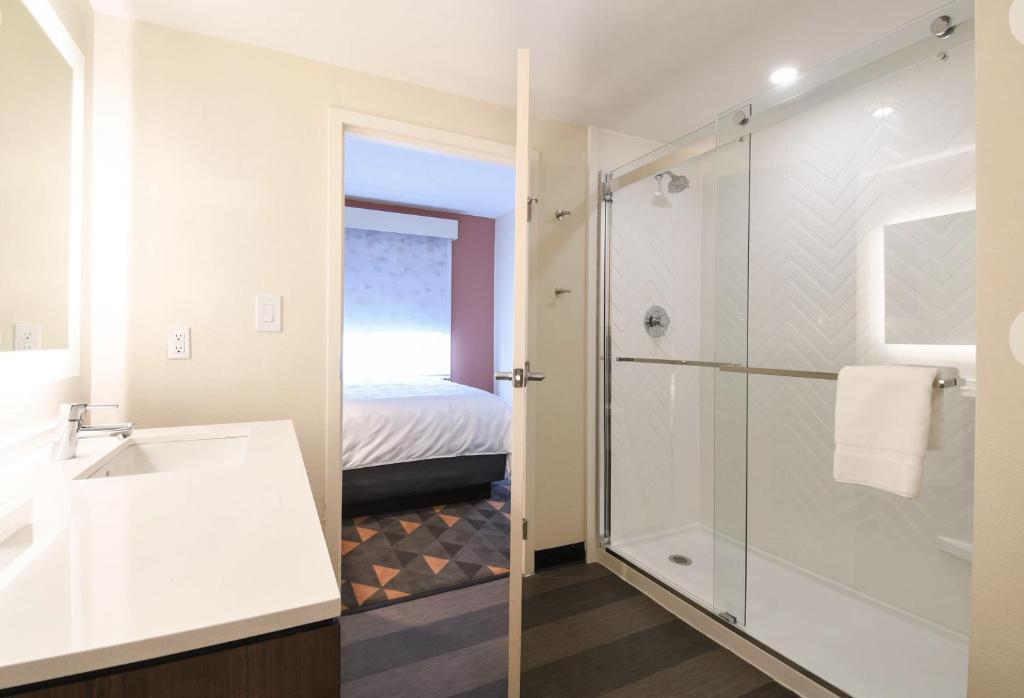 King Suite – Non-Smoking