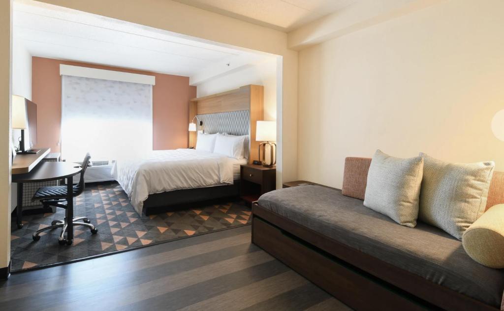 King with Trundle – Non-Smoking