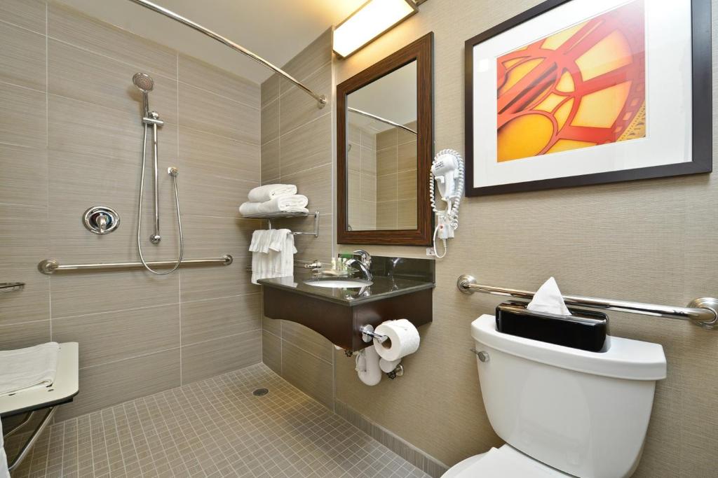 King Room with Roll in Shower – Disability Access