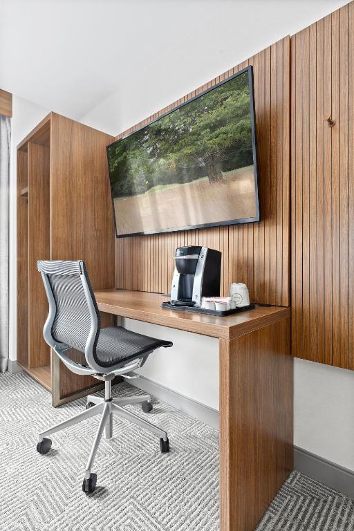 Standard Queen Room with Communications Accessible Roll-In Shower