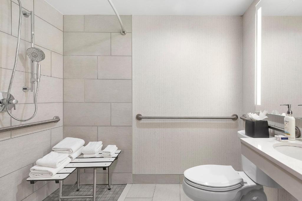 Standard Queen Room with Communications Accessible Roll-In Shower