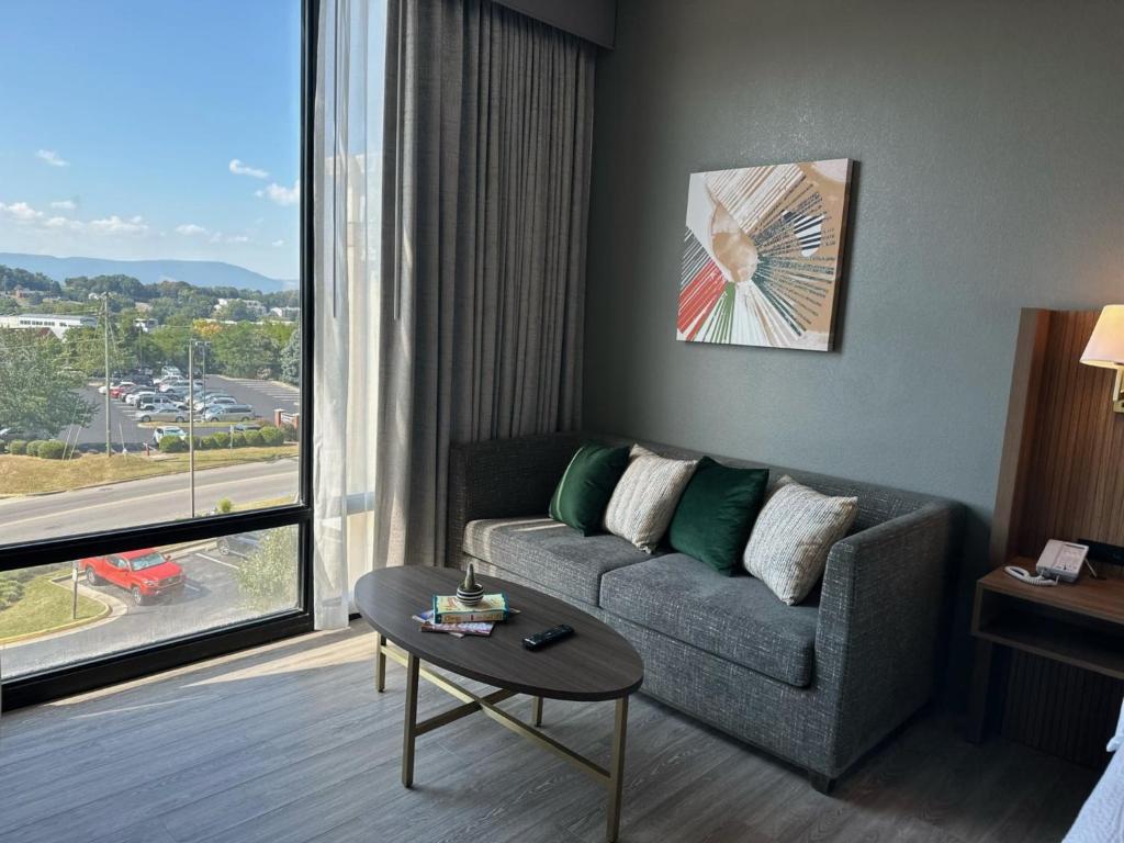 King Room with Mountain View – Non-Smoking