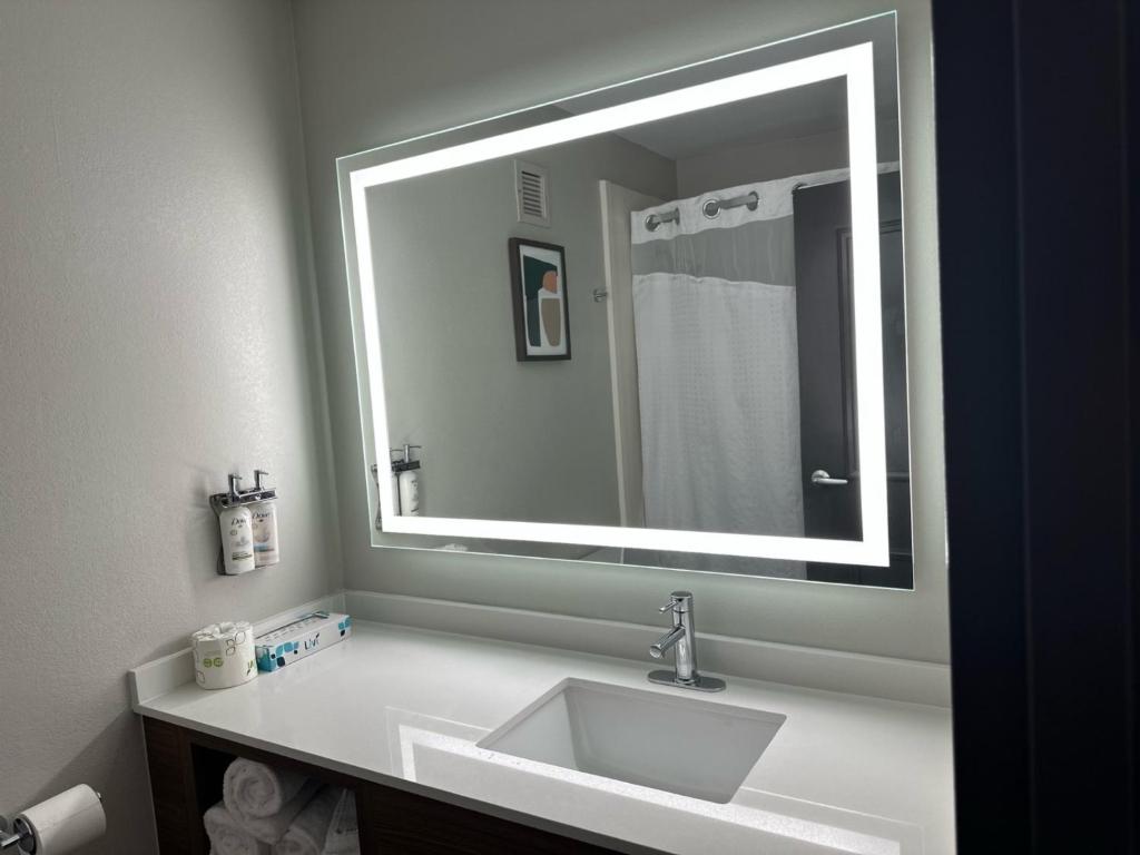 King Room with Mountain View – Non-Smoking