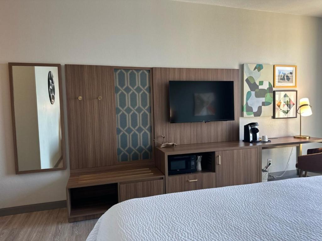 King Room with Mountain View – Non-Smoking