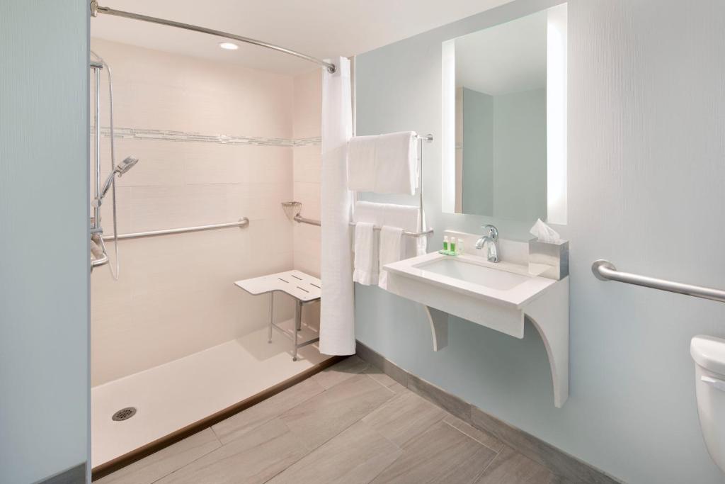 Stadard King Room with Two King Beds and Mobility Accessible Tub