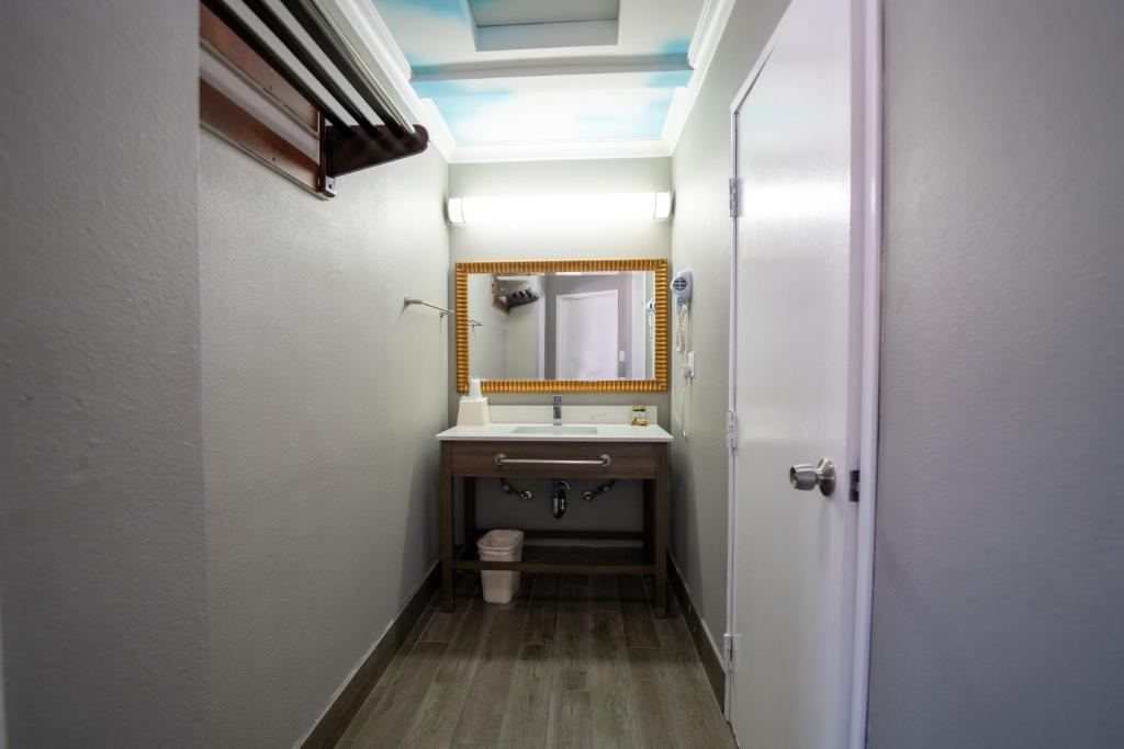 King Room – Non-Smoking