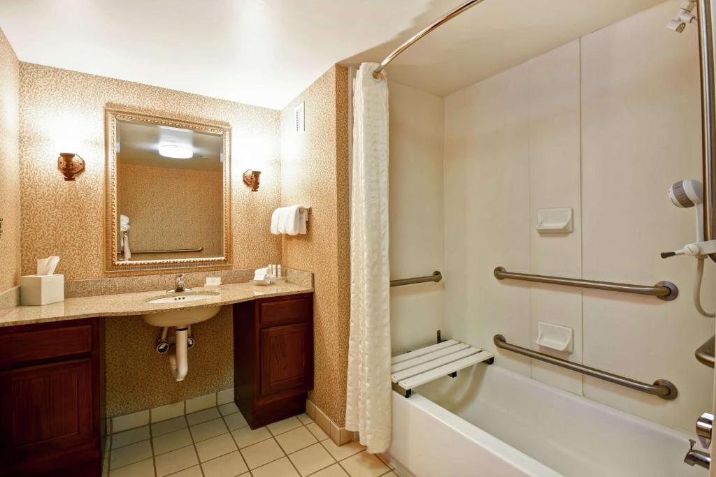 1 King Mobility Accessible Bathtub Suite Non-Smoking