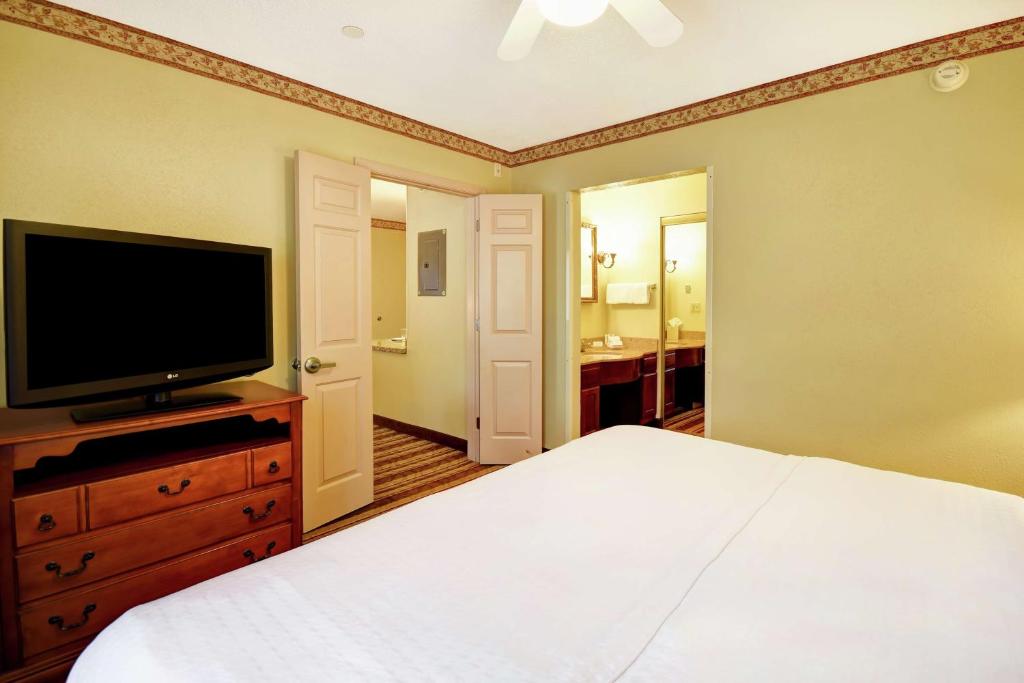 King Suite – Non-Smoking