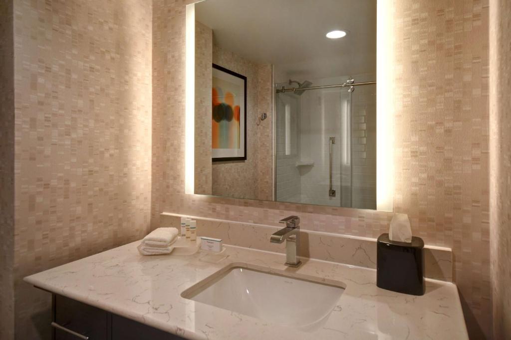 King Suite – Non-Smoking