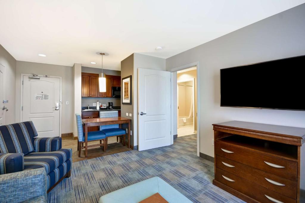 One-Bedroom Queen Suite