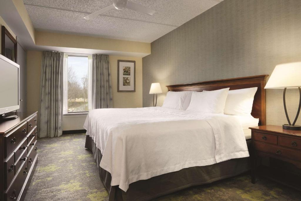 King Suite – Non-Smoking