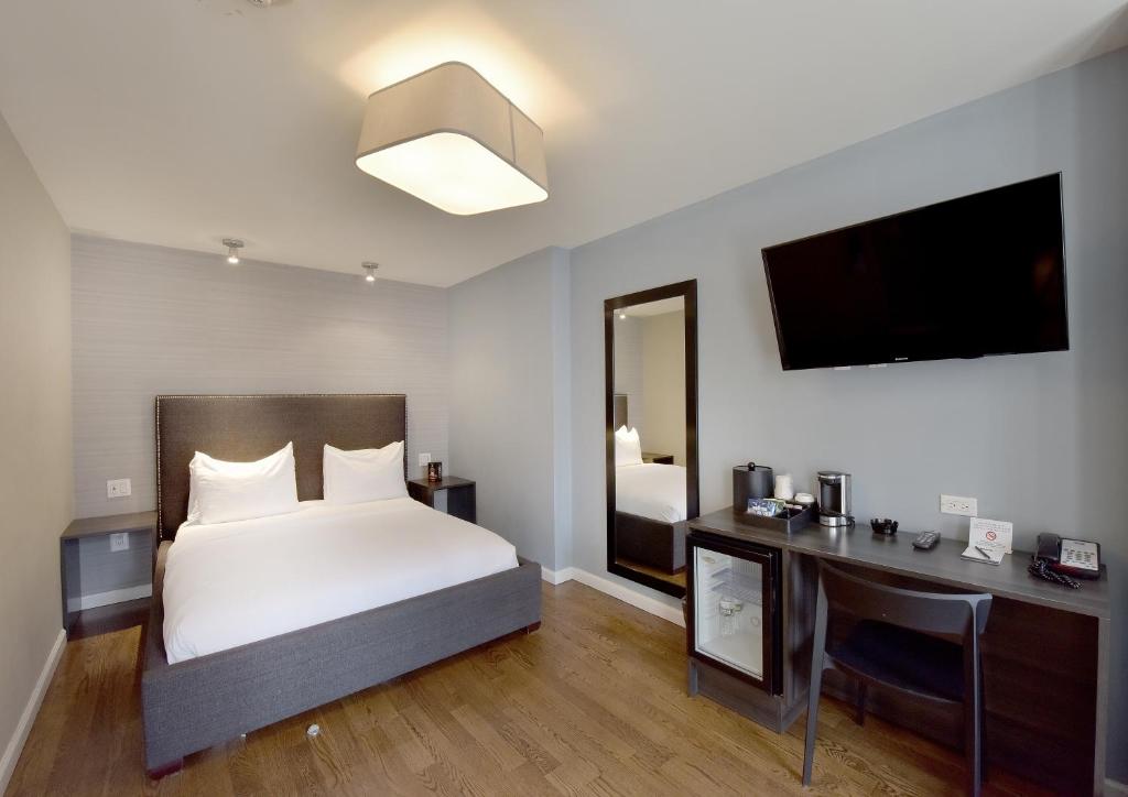 Queen Premier with Private Roof Deck