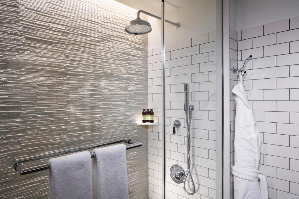 King Room with City View and Accessible Shower – Disability Access