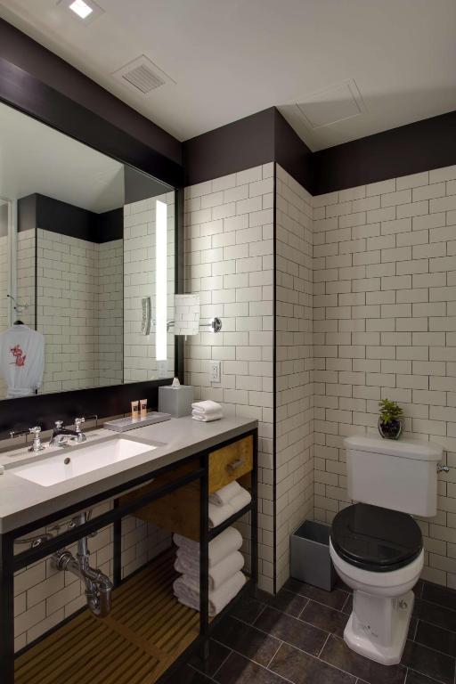 King Room with City View and Accessible Shower – Disability Access