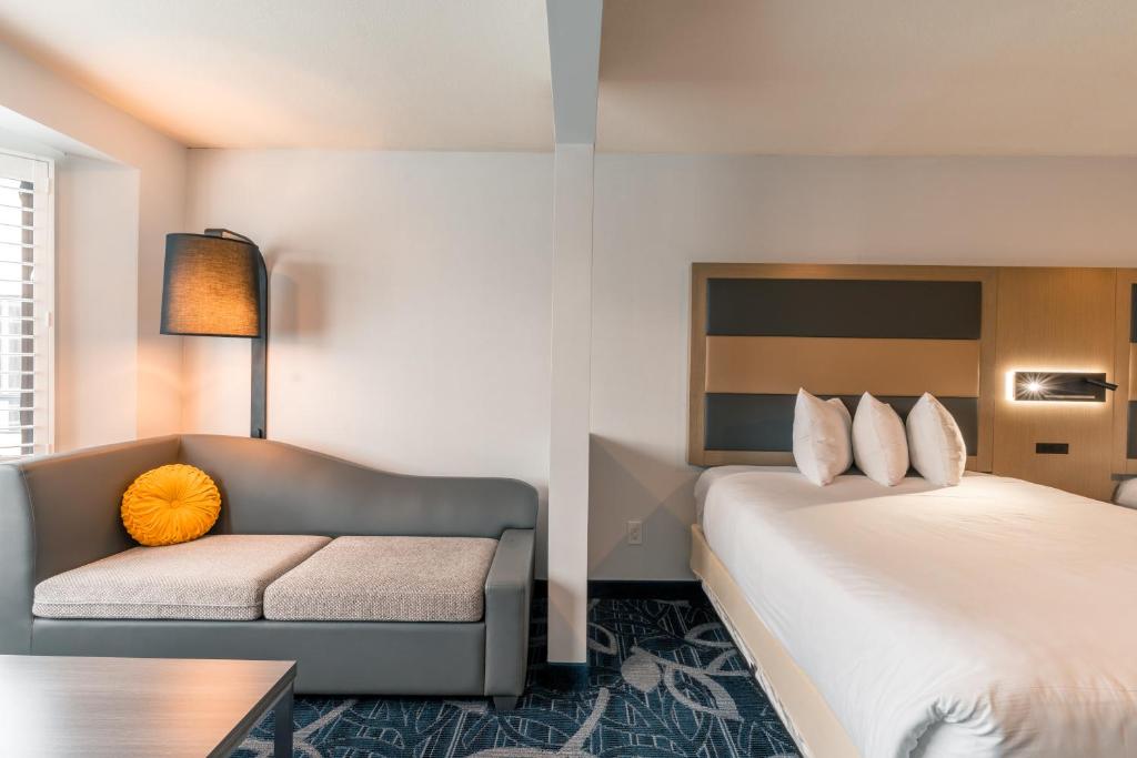 Deluxe Business Queen Room with Two Queen Beds – Non-Smoking