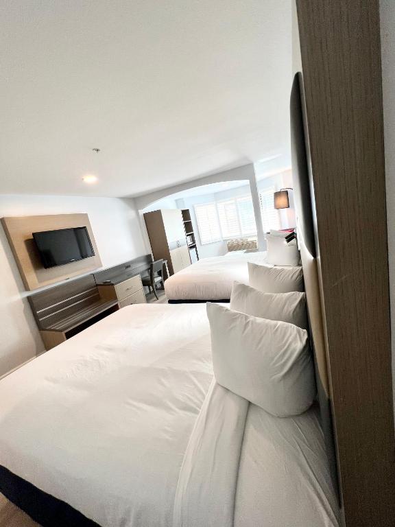 Deluxe Business Queen Room with Two Queen Beds – Non-Smoking