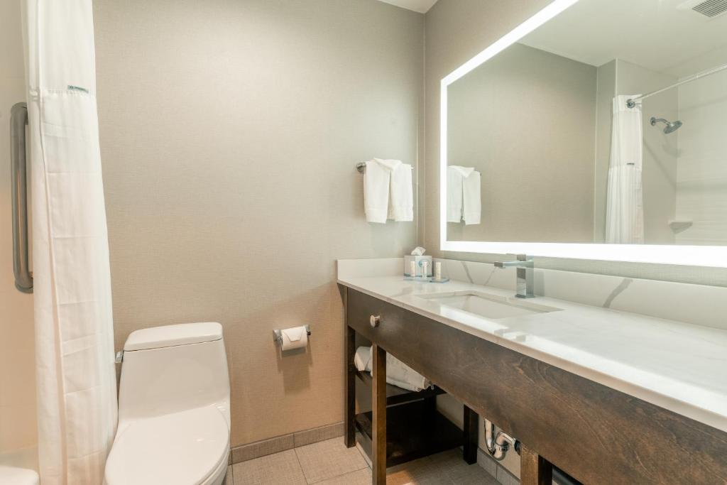 Queen Room with Two Queen Beds – Non-Smoking