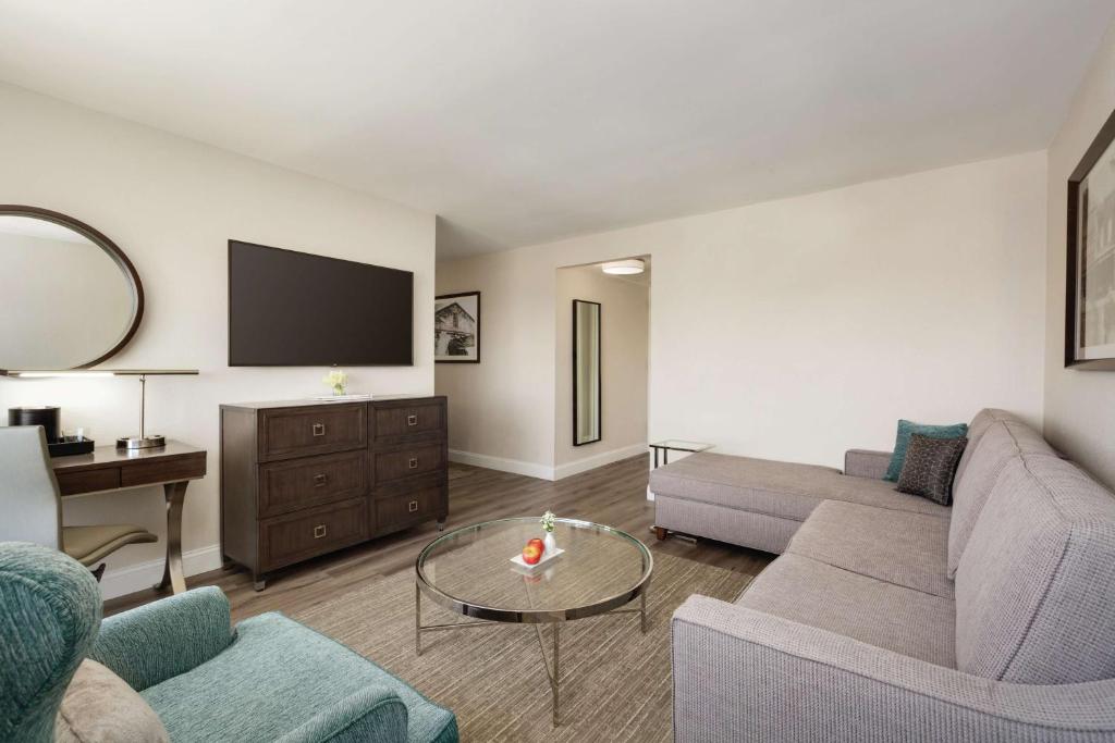 Junior Suite with Two Double Beds and Historic City View