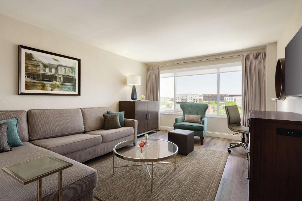 Junior Suite with Two Double Beds and Historic City View