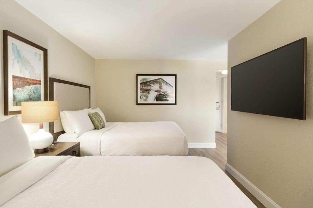 Junior Suite with Two Double Beds and Historic City View