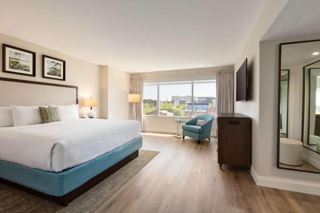 One-Bedroom King Suite with Parlor and River View