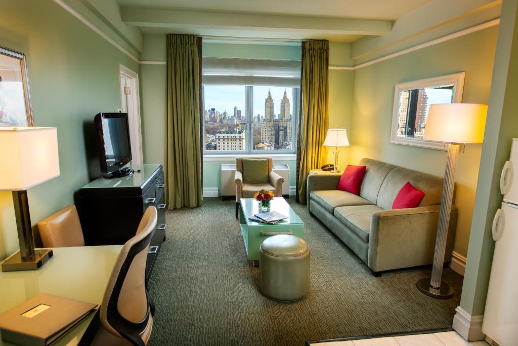 Deluxe One-Bedroom Queen Suite with View