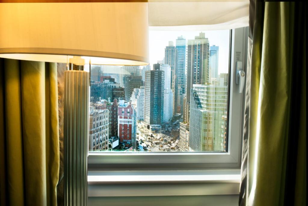 Deluxe One-Bedroom Queen Suite with View