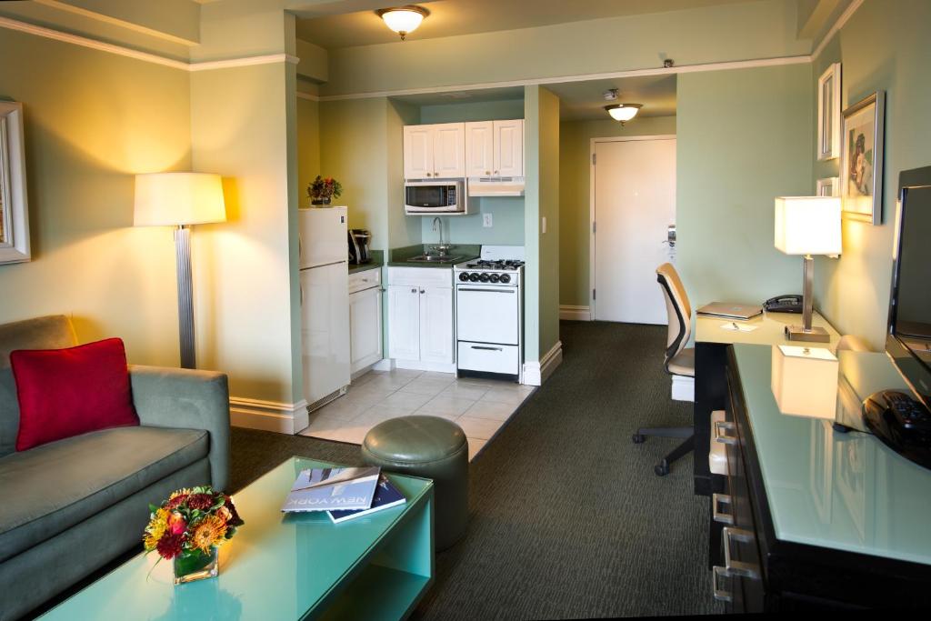 Deluxe One-Bedroom Suite with Two Double Beds