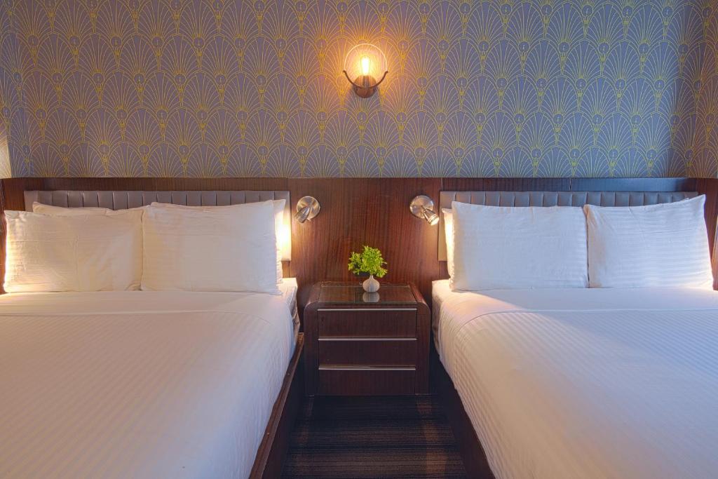 Signature 2 Queen Beds