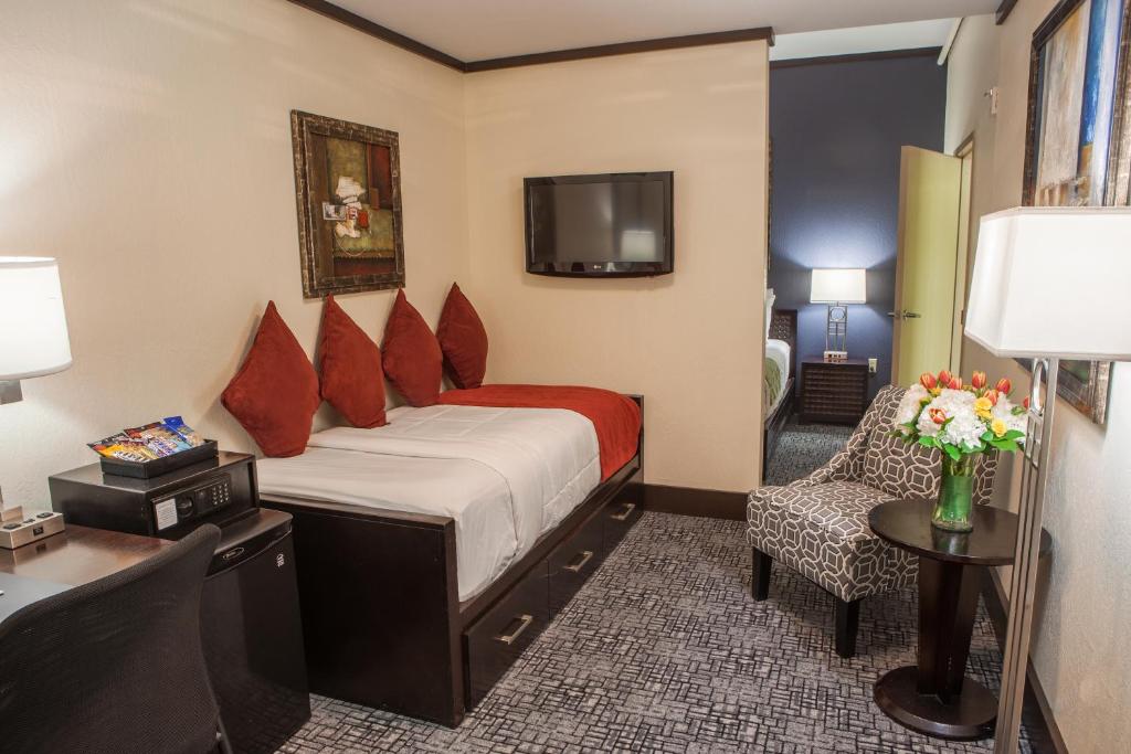 Deluxe Queen Room with Day Bed