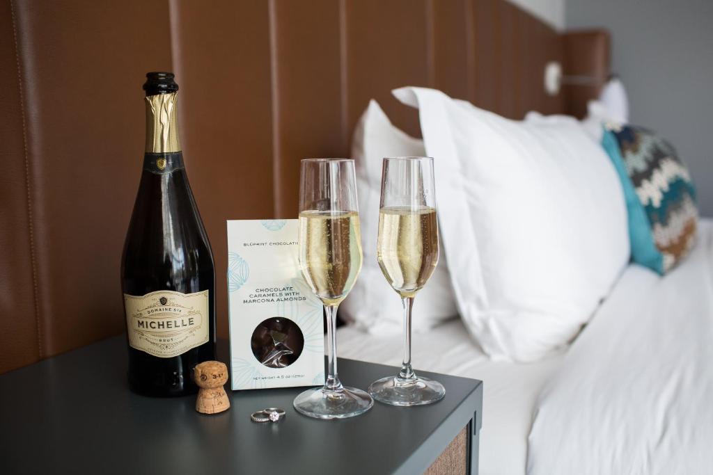 Standard King Room with Courtyard View