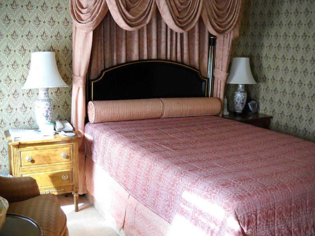 Standard Queen Room