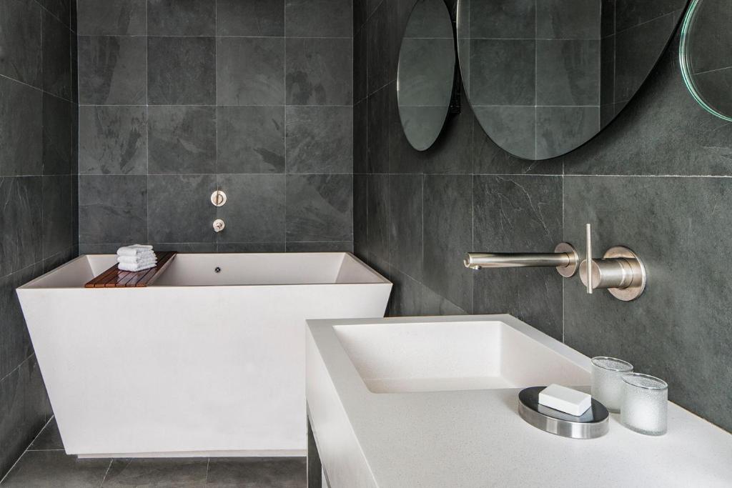 High Floor King Room with Tub Balcony