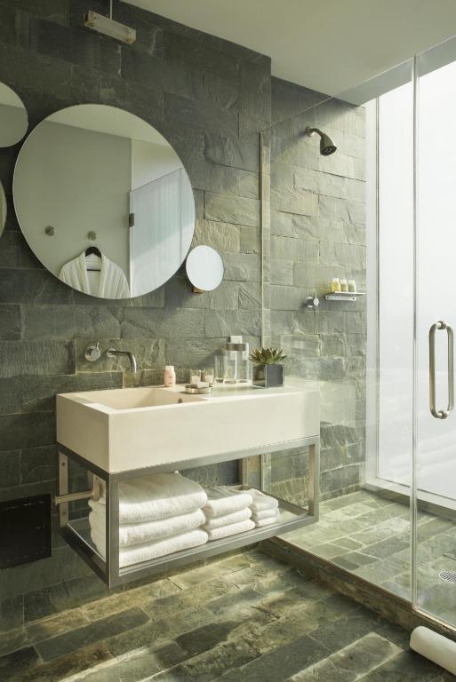 High Floor King Room with Tub Balcony