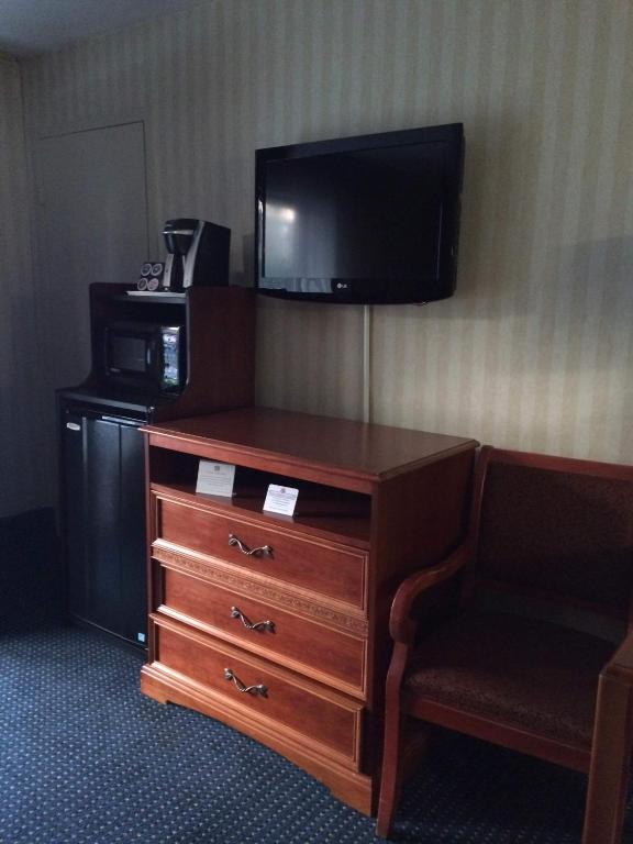 Deluxe Queen Room with Two Queen Beds – Non-Smoking