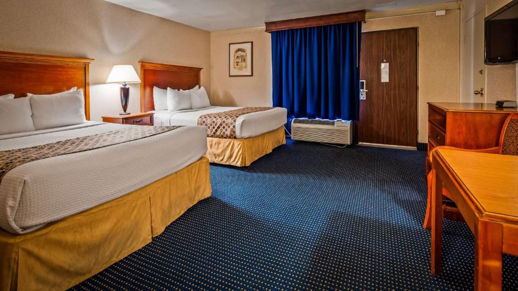 Deluxe Queen Room with Two Queen Beds – Non-Smoking