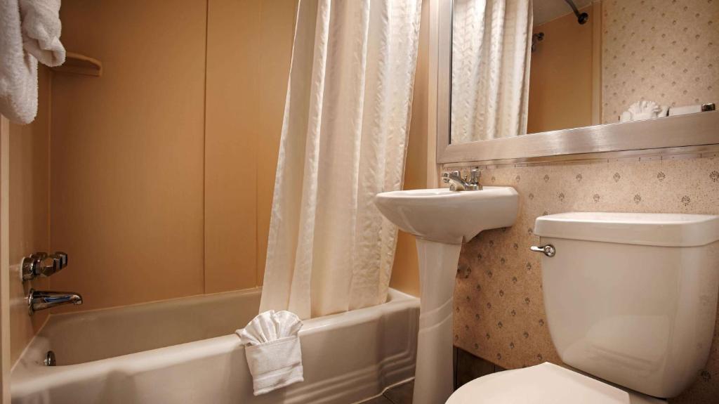 Deluxe Queen Room with Two Queen Beds – Non-Smoking